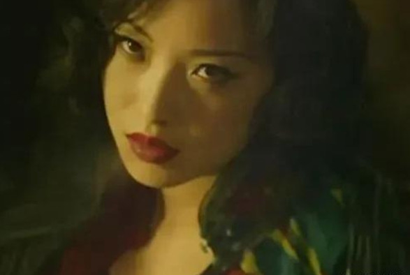 2012年，倪妮凭借《金陵十三钗》获奖，但老板张伟平却派其他人替代她领奖。多年后