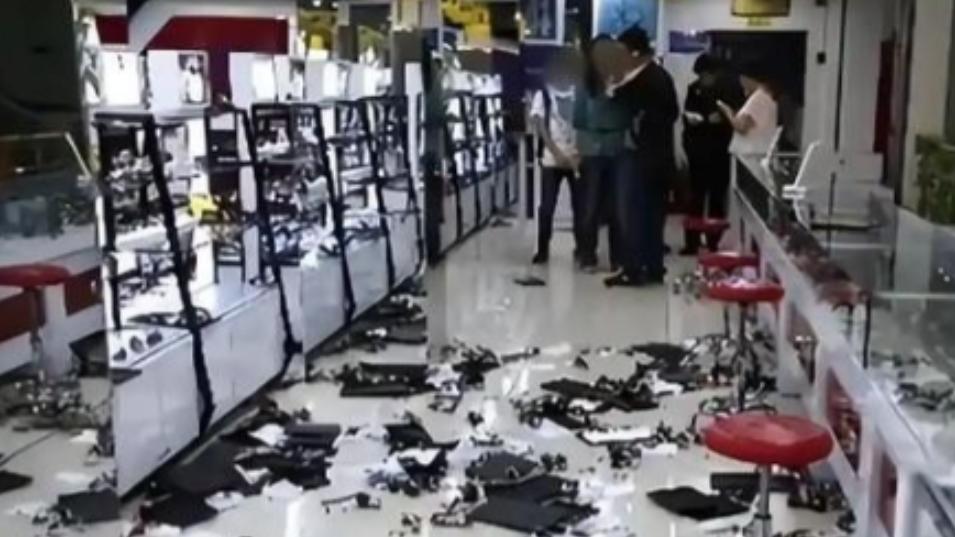 白嫖上瘾了！2023年，湖南长沙，女房东见男子老实，逐年涨租，男子为了生意，忍气