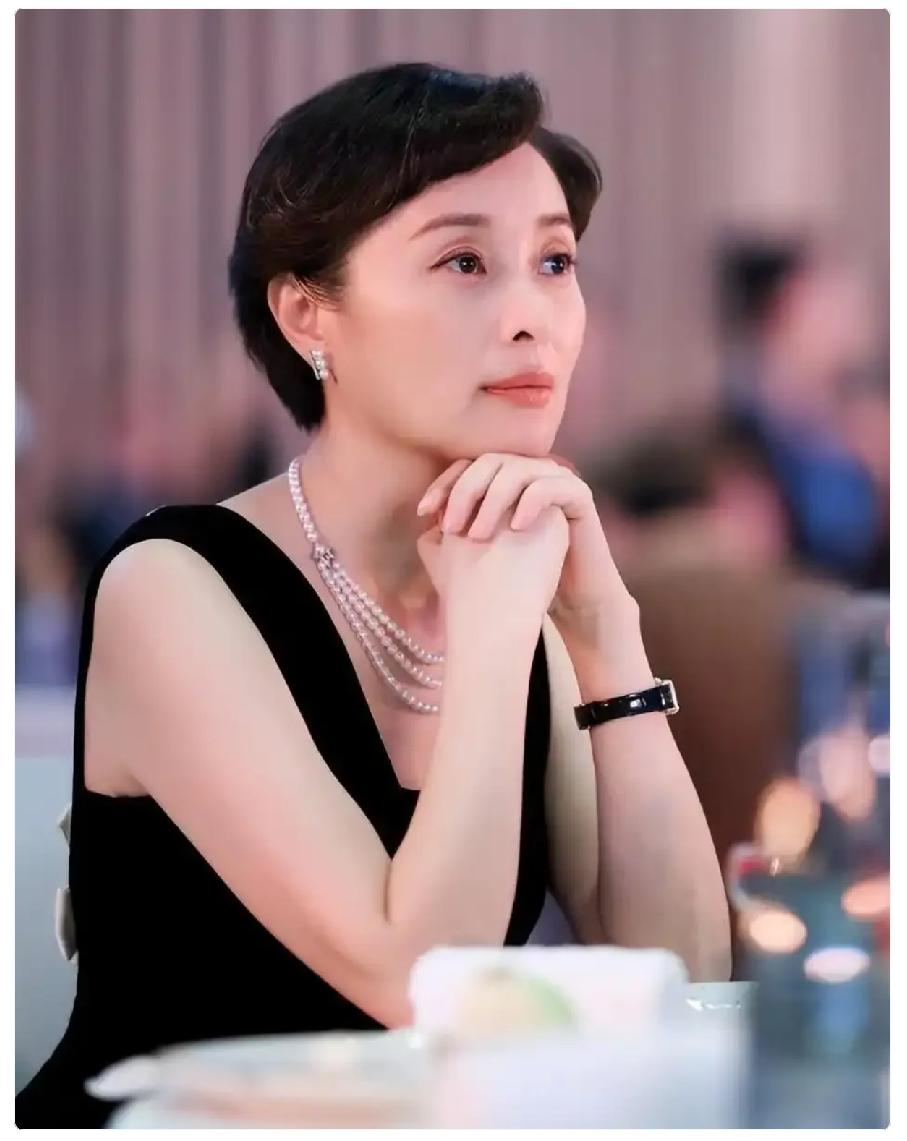 吴越在采访里提到父亲问她：“你会送我去养老院吗？”她愣了几秒，蹲下来握住父亲的