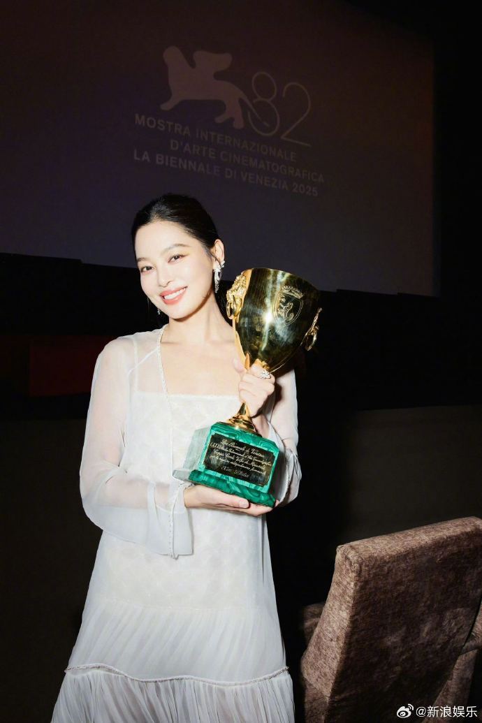 #巩俐周迅赵丽颖倪妮祝贺辛芷蕾#（新浪娱乐）​​​