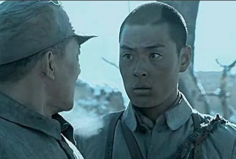 2005年，拍摄《亮剑》时，张桐总是抢戏，李幼斌看不下去了，上下了“踹”了他一脚