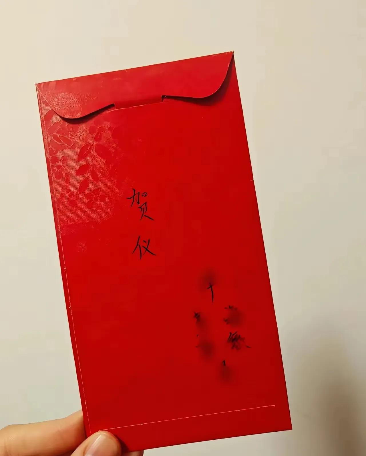 老公月喝4场喜酒独宠男席，我在家啃泡面悟透随礼玄学这个月第4次了！晚上八点