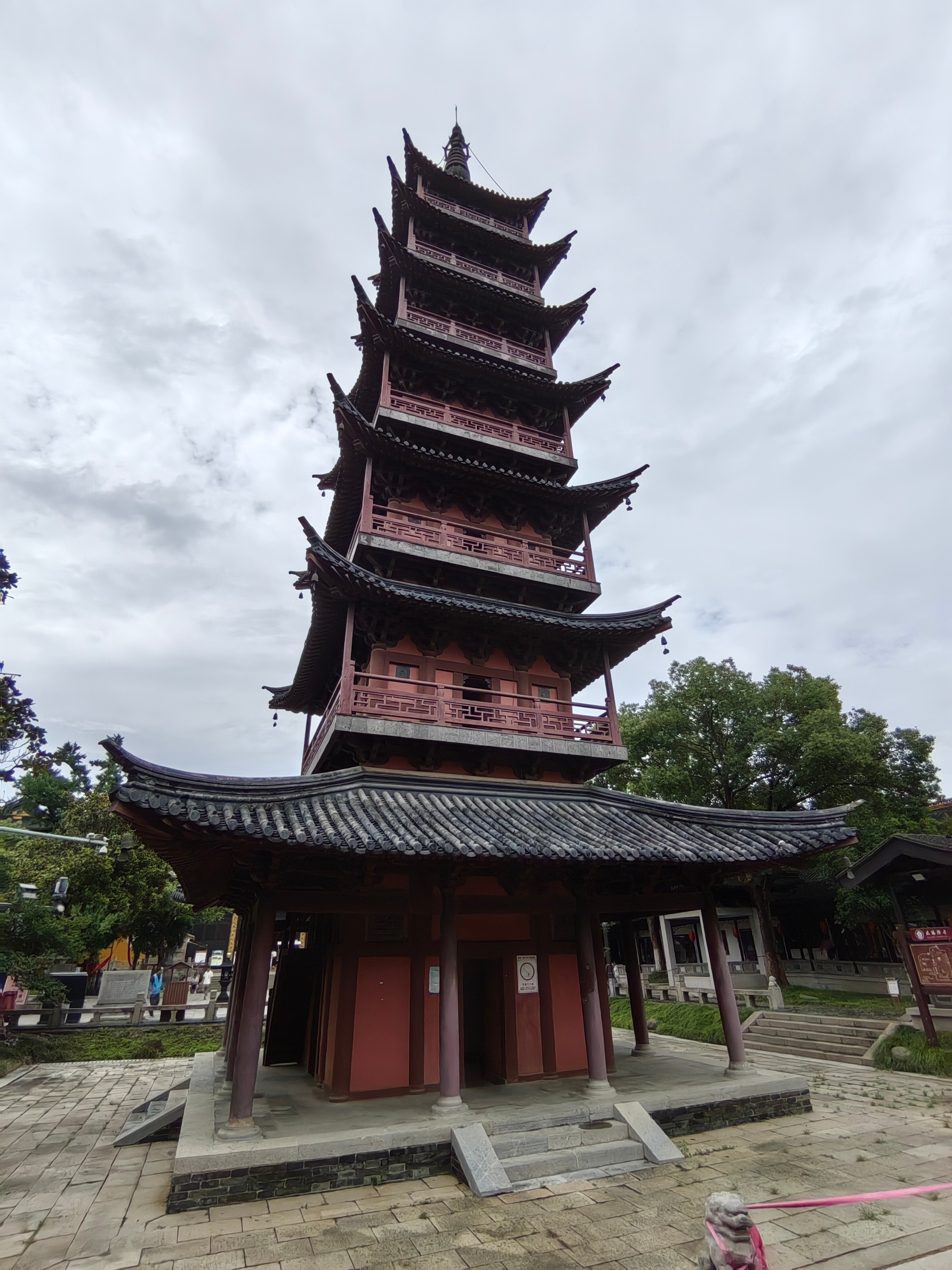 千灯古镇有个延福禅寺。现存建筑包括天王殿、大雄宝殿等。远远可见的那个塔叫秦峰塔，