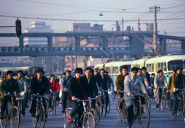 今天的中国这般强大，其实是很“反常”的，因为英国、美国从吃不饱到日子好过，用了上