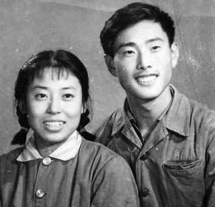 1969年，一名上海知青夜里巡逻时，发现一位寡妇在偷粮，他灵机一动，用胳膊碰了碰