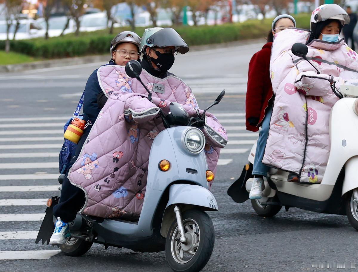 电动车新国标误读：带娃骑行违法？官方辟谣别再信谣！新国标过渡期结束，谣言却满天