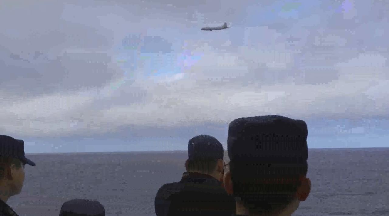 辽宁舰结束远洋训练，返航后各种画面曝光，不仅包括日本海自驱逐舰近距离跟踪监视，还