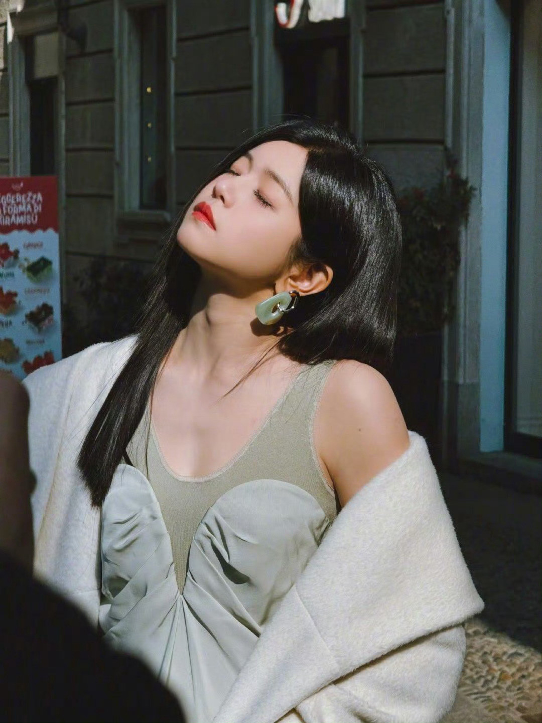 陈妍希笑声憨憨的陈妍希的状态也太好了吧，笑的很可爱。