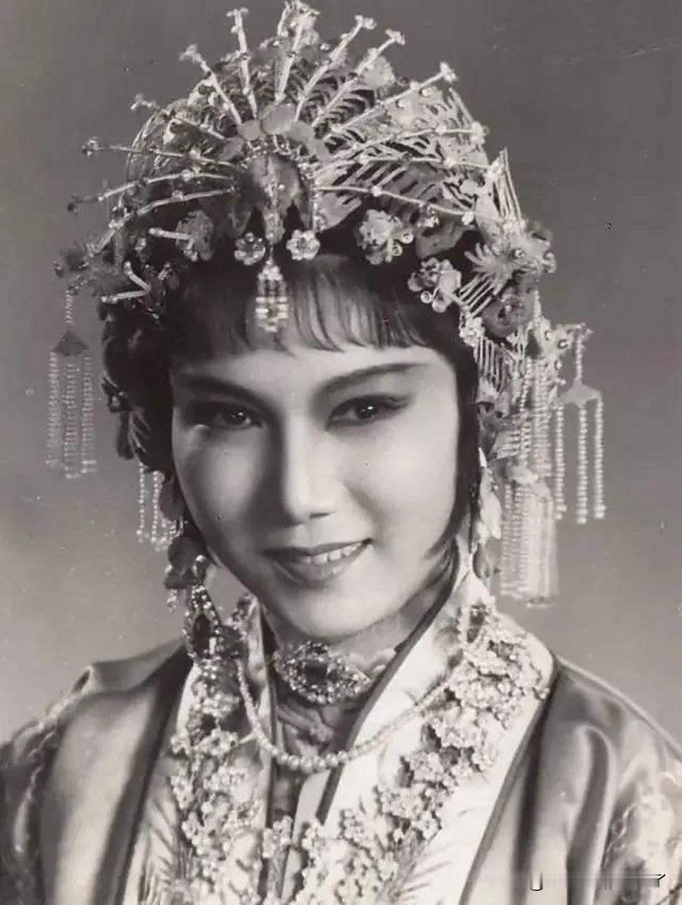 今天，咱们就来深入探讨聊聊演艺圈那些不为人知的幕后故事。著名评剧大师新凤霞的女儿