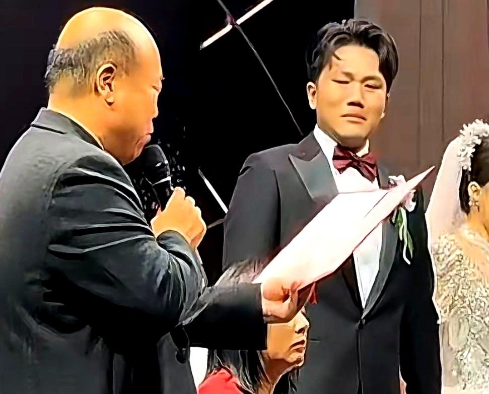 解清帅婚礼那天，他爸解克锋站台上读信，读着读着突然蹲地上哭，肩膀一抽一抽的，信纸