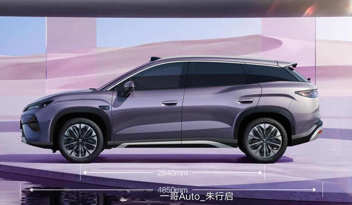 全新比亚迪宋UltraEV内饰官图正式发布。新车配备有双辐式方向盘、悬浮式中控