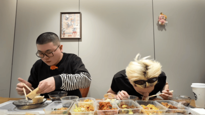 胡先煦减肥路上的三座大山身边全是干饭氛围感，美味饭菜不断诱惑，前辈好友轮番干扰，