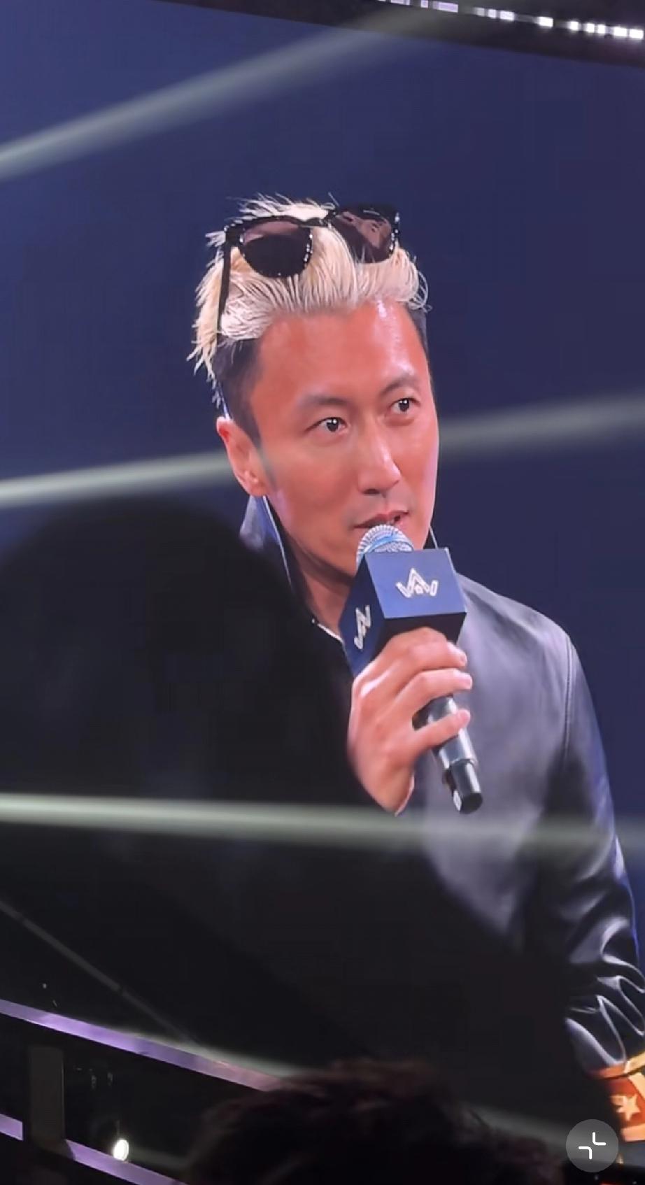 谢霆锋真是老了，颈纹好深!1月31日，谢霆锋现身杭州参加谦寻年会，站在台上发