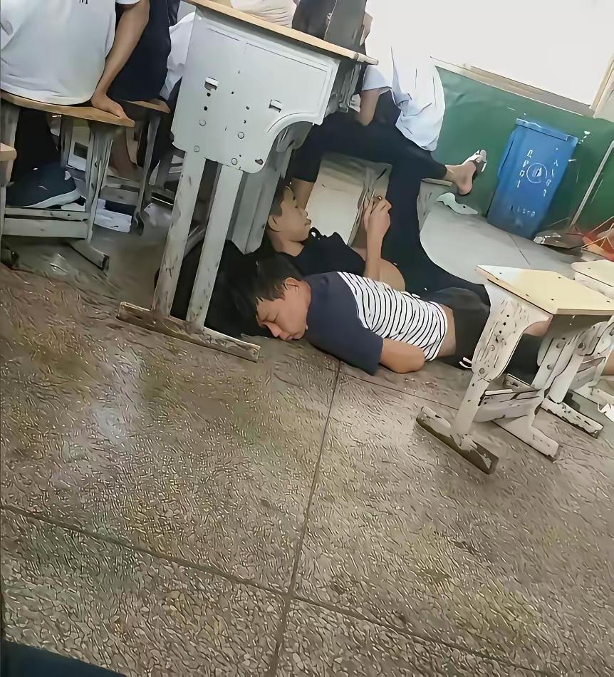 这样的学校，父母看了都痛心，自己花钱供孩子上学，结果孩子上课只想着睡觉和游戏。