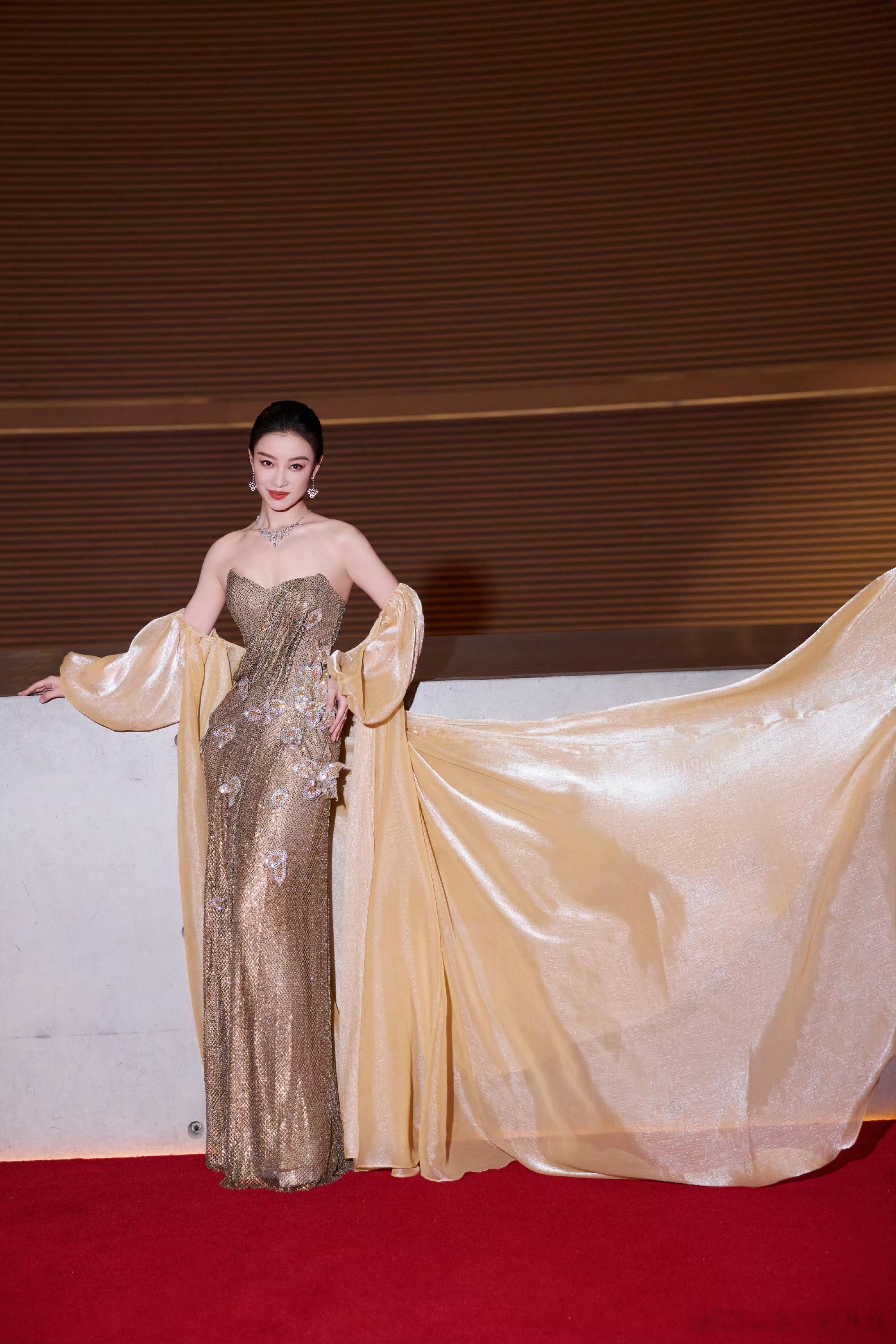 倪妮｜凯迪拉克2026新品发布会身穿TRALINH鎏金礼服，佩戴尚美巴黎珠宝，