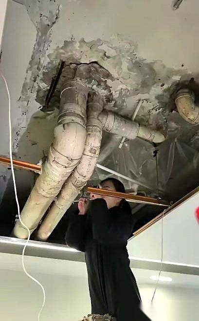 重庆一套154平的学区房，吴女士40万卖掉。几个月后，法院一纸判决下来，她不仅房