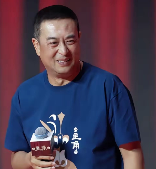 记者问张嘉译:“你觉得你自己帅吗？”张嘉译摇摇头:“我觉得自己不帅。”姬他马上说
