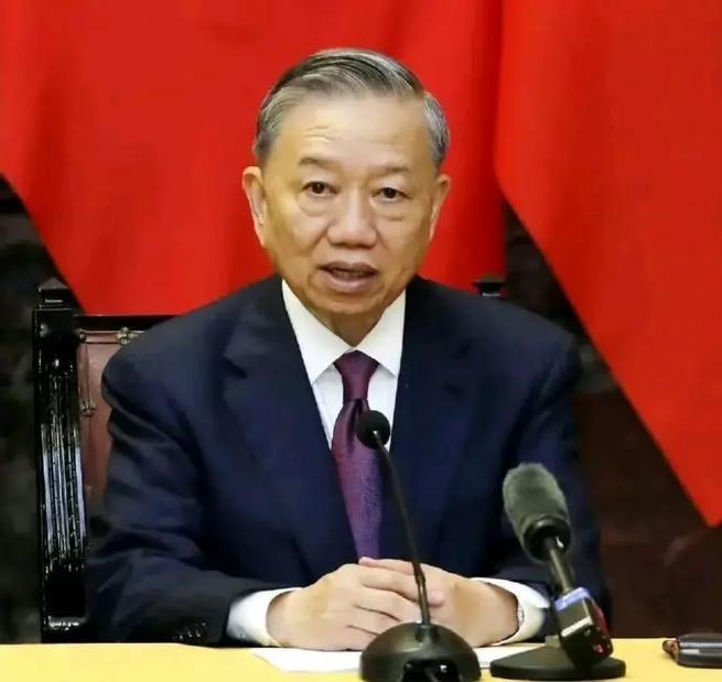 反腐的刀，最后架在了权力的王座上。越南这场静默的棋局，刚刚走完了最关键一步——曾