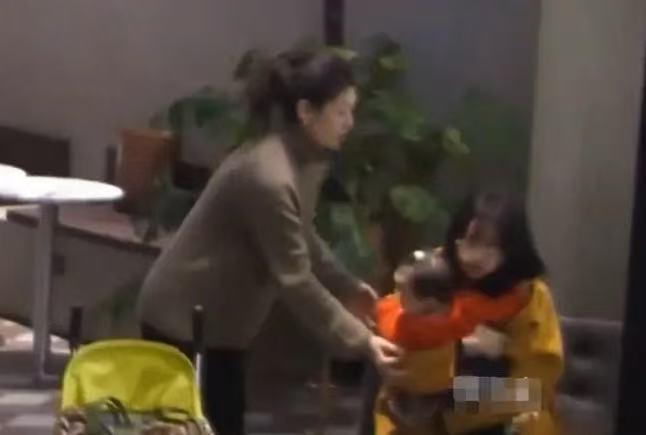 餐厅宝妈躲角落喂母乳，被邻桌女生当众骂“去厕所喂，我男友看见不好”。孩子饿到哭不