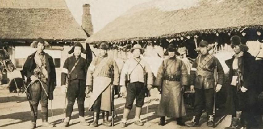 1950年初夏的抚松老街，两名挑夫偶遇在茶摊，其中一人低声说：“三年前那场东山公