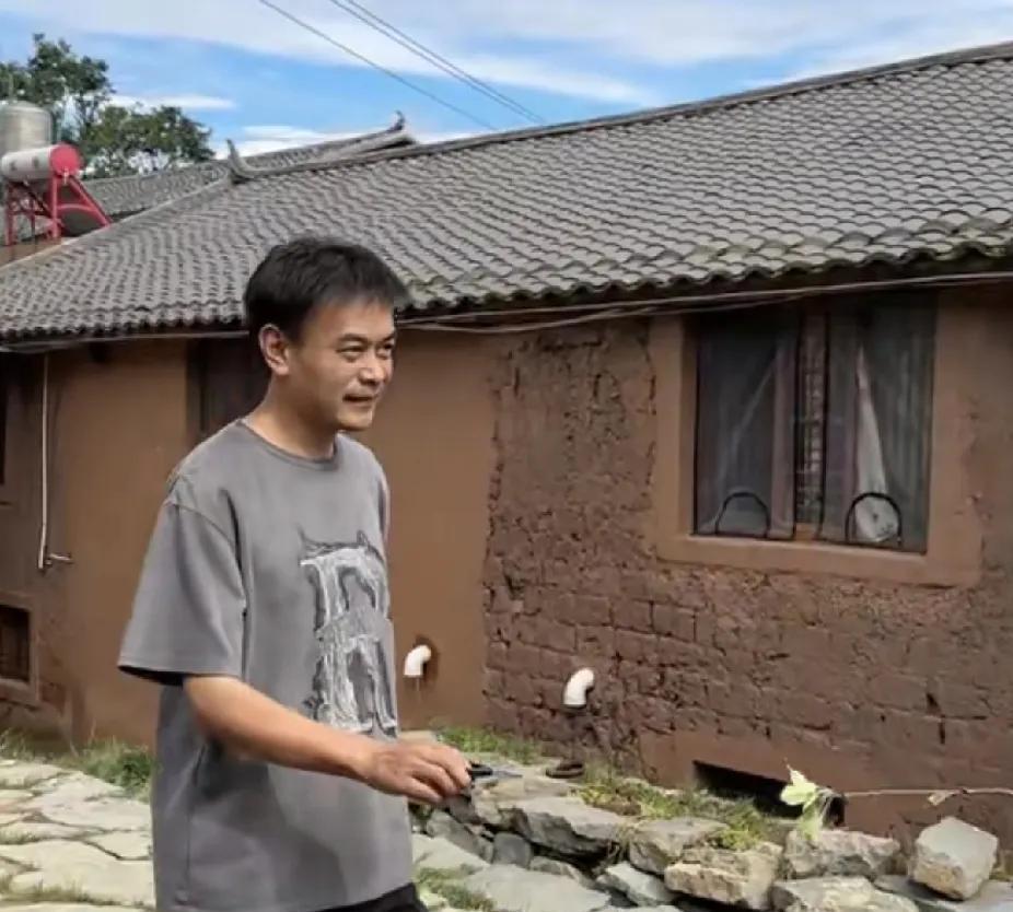 老爹给苹果树剪枝，向晗送来什么剪刀[捂脸哭]。老爹说院里的苹果树要剪枝才能结果子