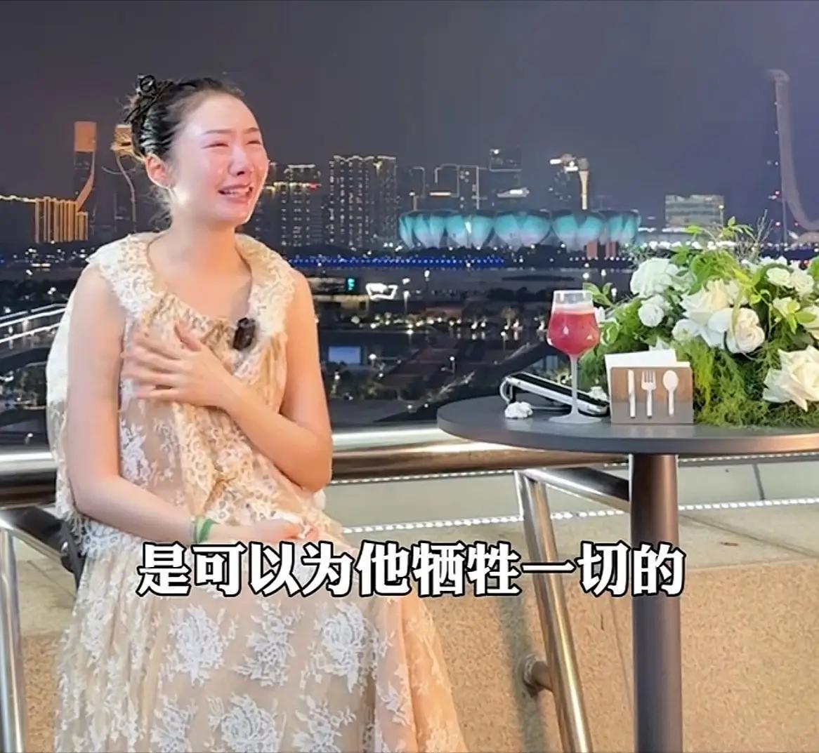 我认为霍尊不值得被原谅。在认识陈露之前，霍尊常年往返于上海和嘉定的小剧场唱