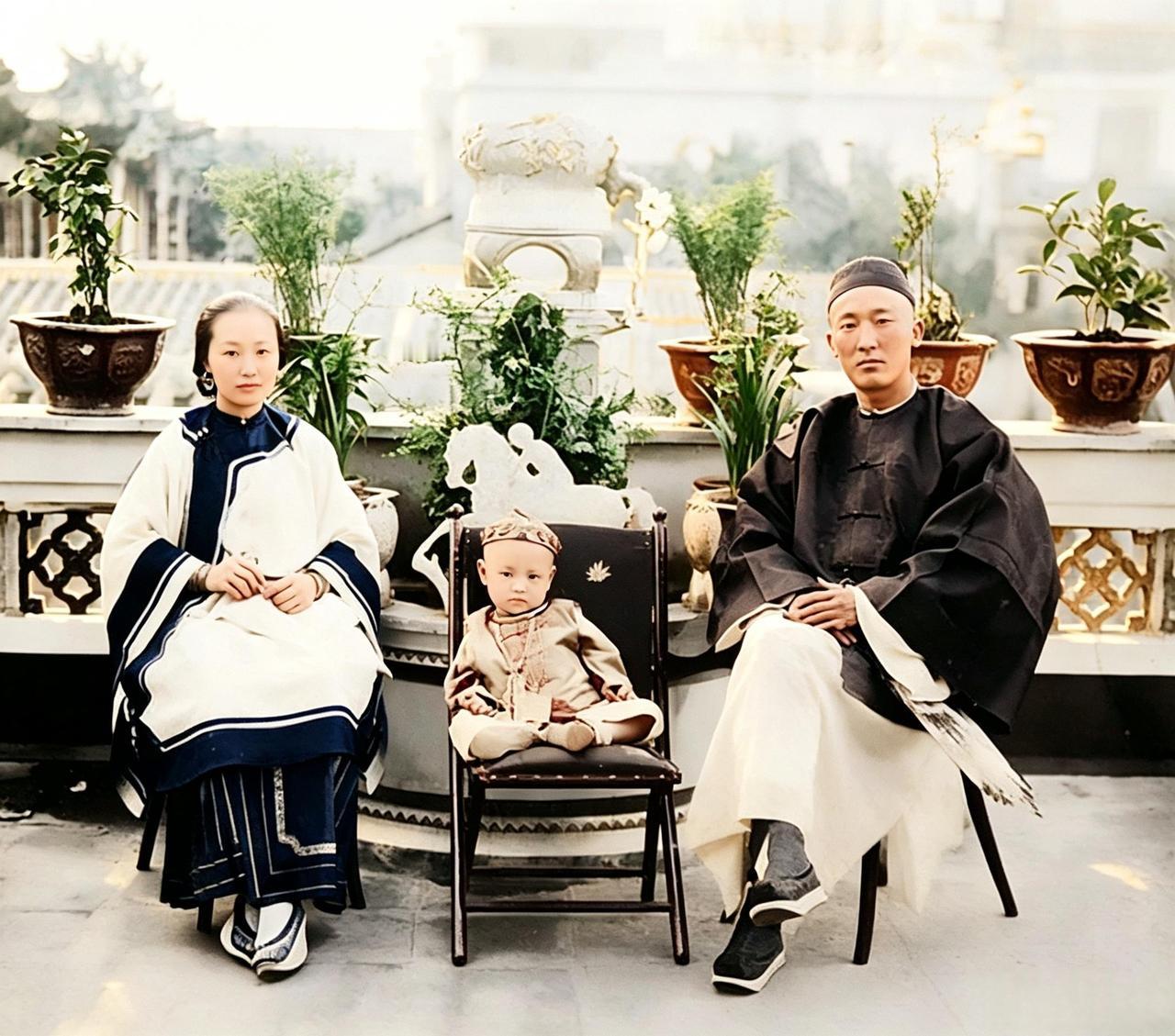 这是百年前家境优渥的一家三口温馨的在一起。一家三口都着便服，，却处处透着精心打理
