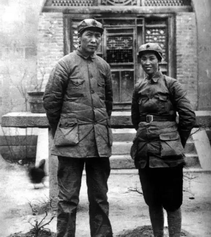贺子珍去苏联，说起来是一时赌气。1937年，延安窑洞里，她和毛泽东为一件小事吵得
