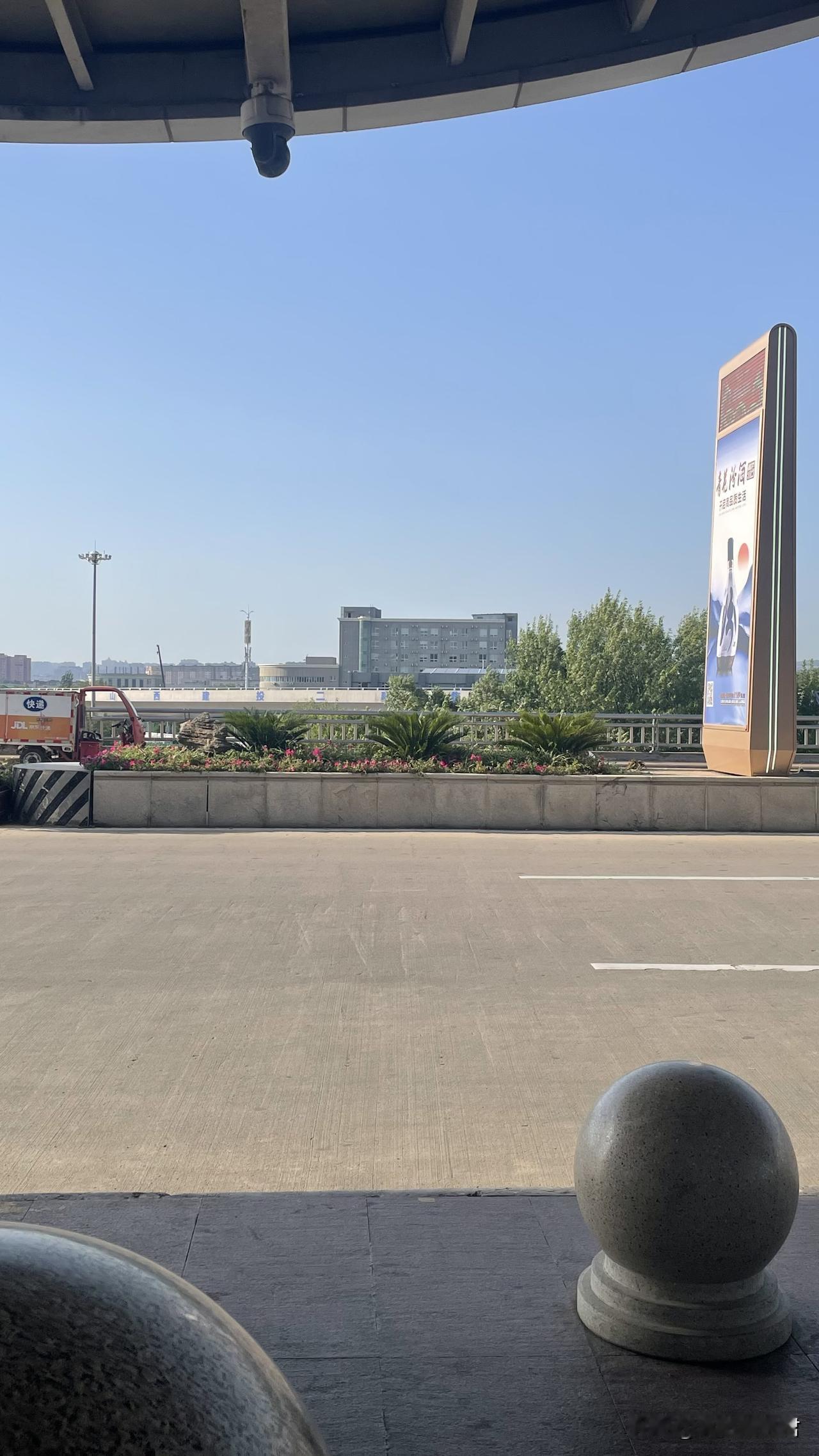 刚开始我根本就没有看出来这个外卖小哥是单王。他个子高高的，目测应该有1米8，长得
