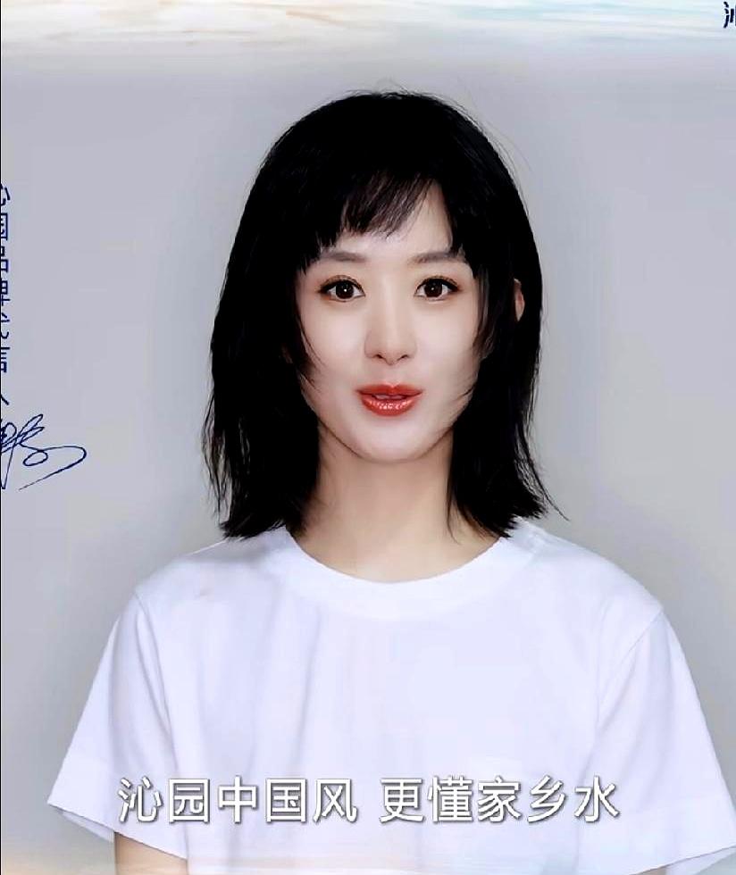 赵丽颖发布了新动态，这蓬松的齐刘海短发挺亮眼。她穿着简单的白T恤出镜。头