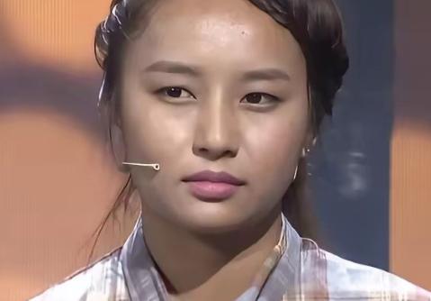 西藏女孩出生六个月，父母离异，把她丢给姑姑。2007年，姑姑实在养不起，把十岁的