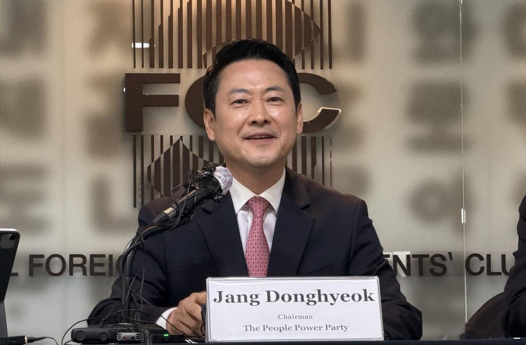 韩国在野党党首张东赫今天与外国媒体会面时，批评韩国政府的重心向中国倾斜，呼吁执政