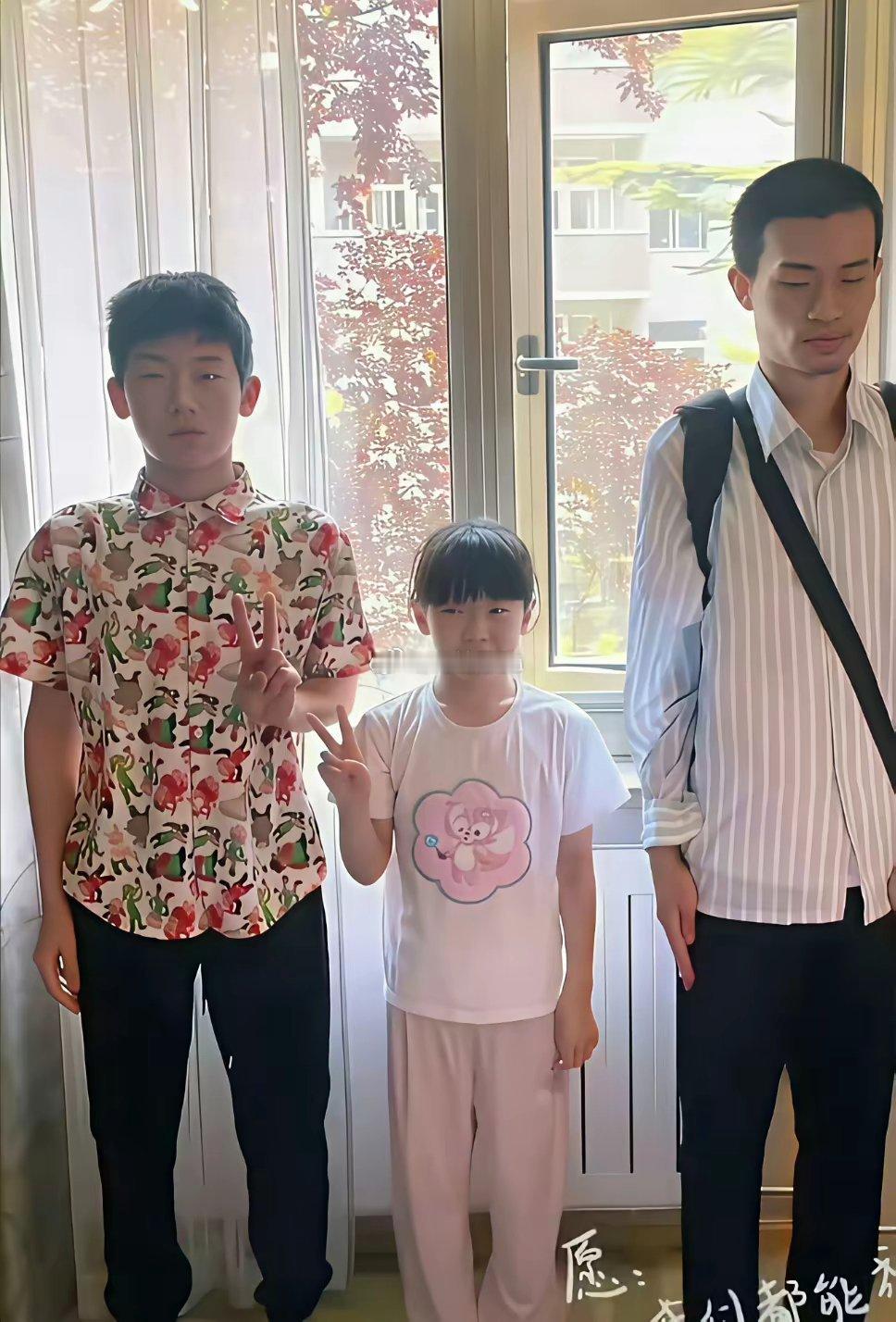 韦神和外甥、外甥女拍照都这样这种人真的只适合搞学术，不适合社交吧​​​