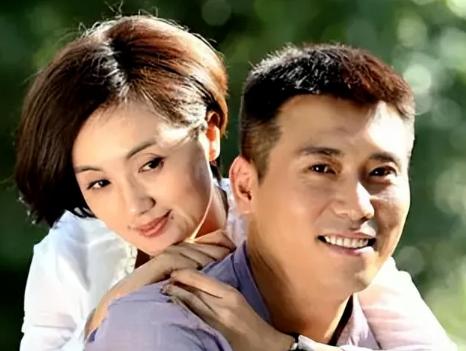 当年李乃文结婚后，老婆黄曼让他把钱全部上交，李乃文照做，可有次黄曼打扫卫生时，却