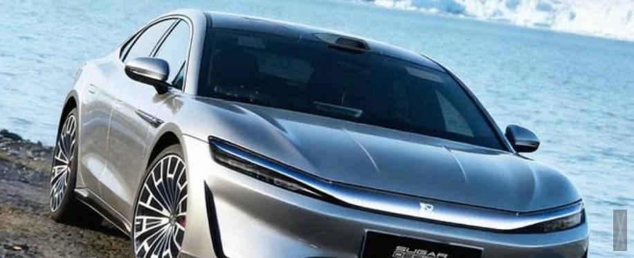 我发现，现在很多人算电车账，算法就错了。光揪着五年后换电池那一下肉疼，好像天