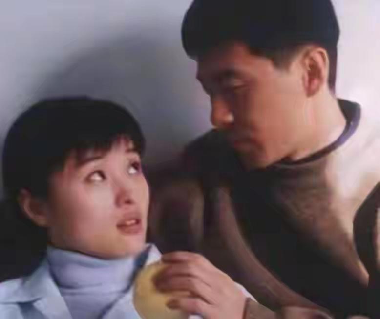 曾经的一对恋人早年的合影，美女是清纯小白花，两个人那时候多好，青涩单纯，后来都火