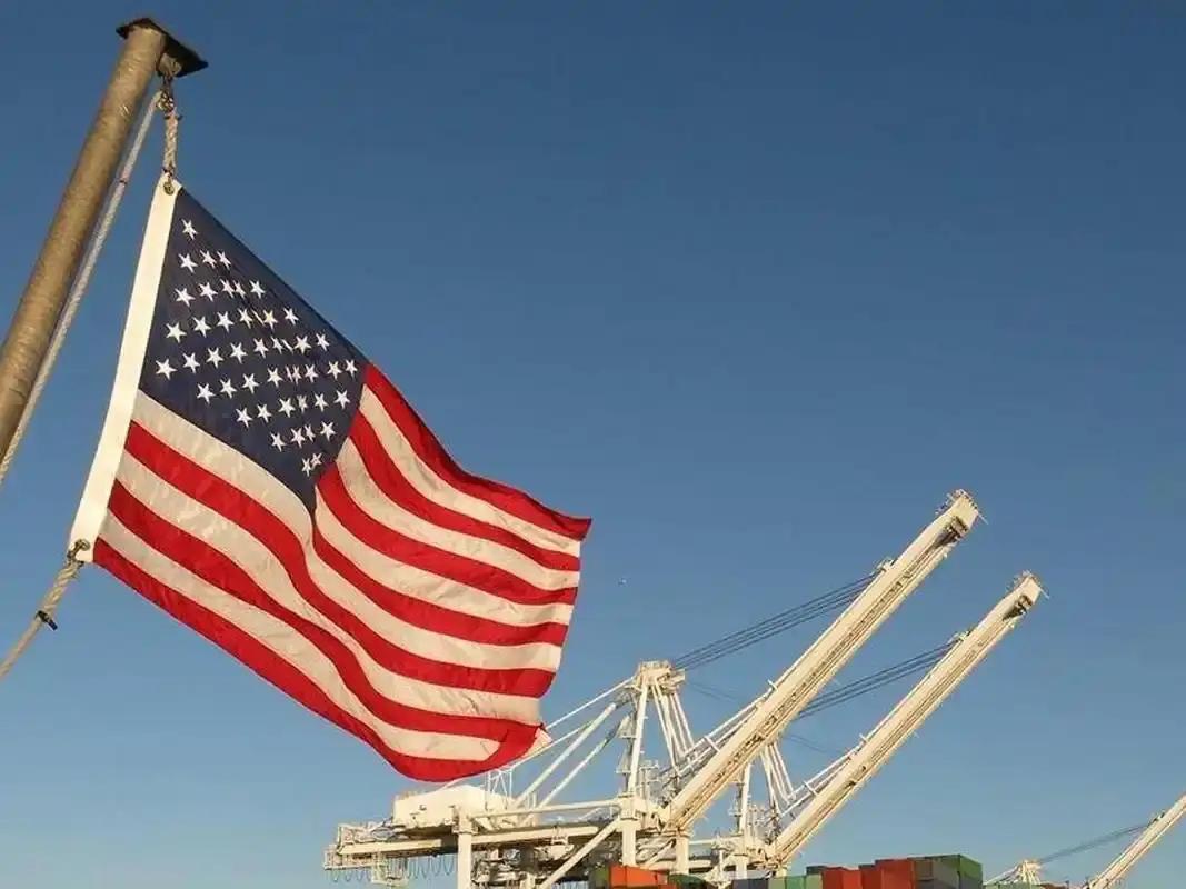 美军刚喊完封锁霍尔木兹海峡，四艘中国油轮就照常往外开——为啥？054A护卫舰在边