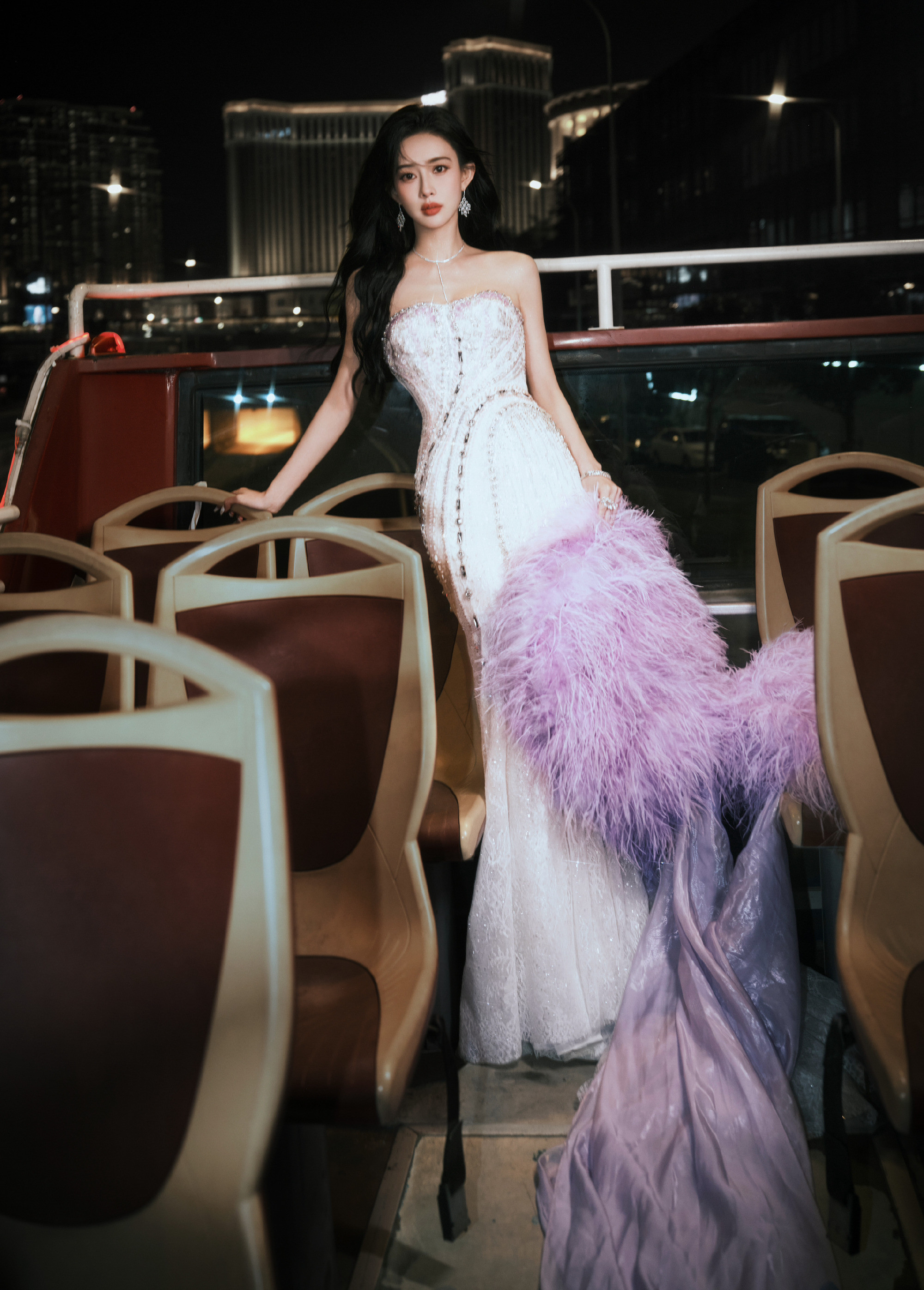 孟子义：紫韵流光，灵动优雅。孟子义