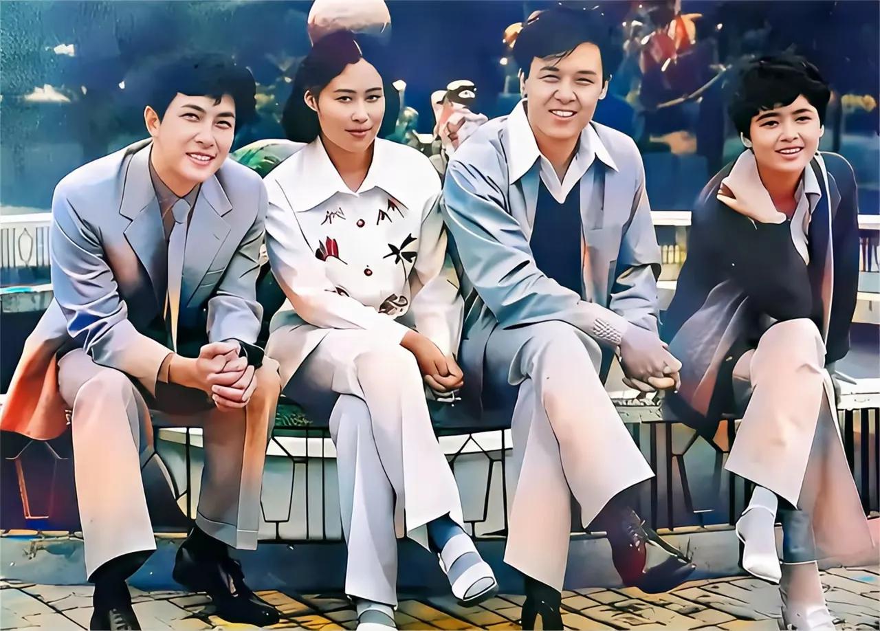 当年，这四位演员可是众人心中的偶像。唐国强被大家称作“奶油小生”，模样帅气、眉清