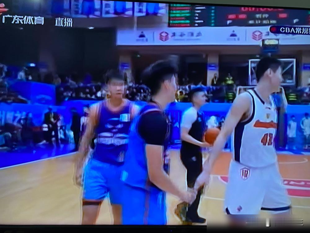 70万年薪，打成了CBA第一档。这就是徐杰。2026年1月15号，他的脚踝在