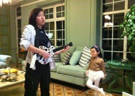 窦靖童在唱，李嫣在听，两姐妹一起游玩嬉闹感情好好。孩子还是两个好，玩起来有伴。