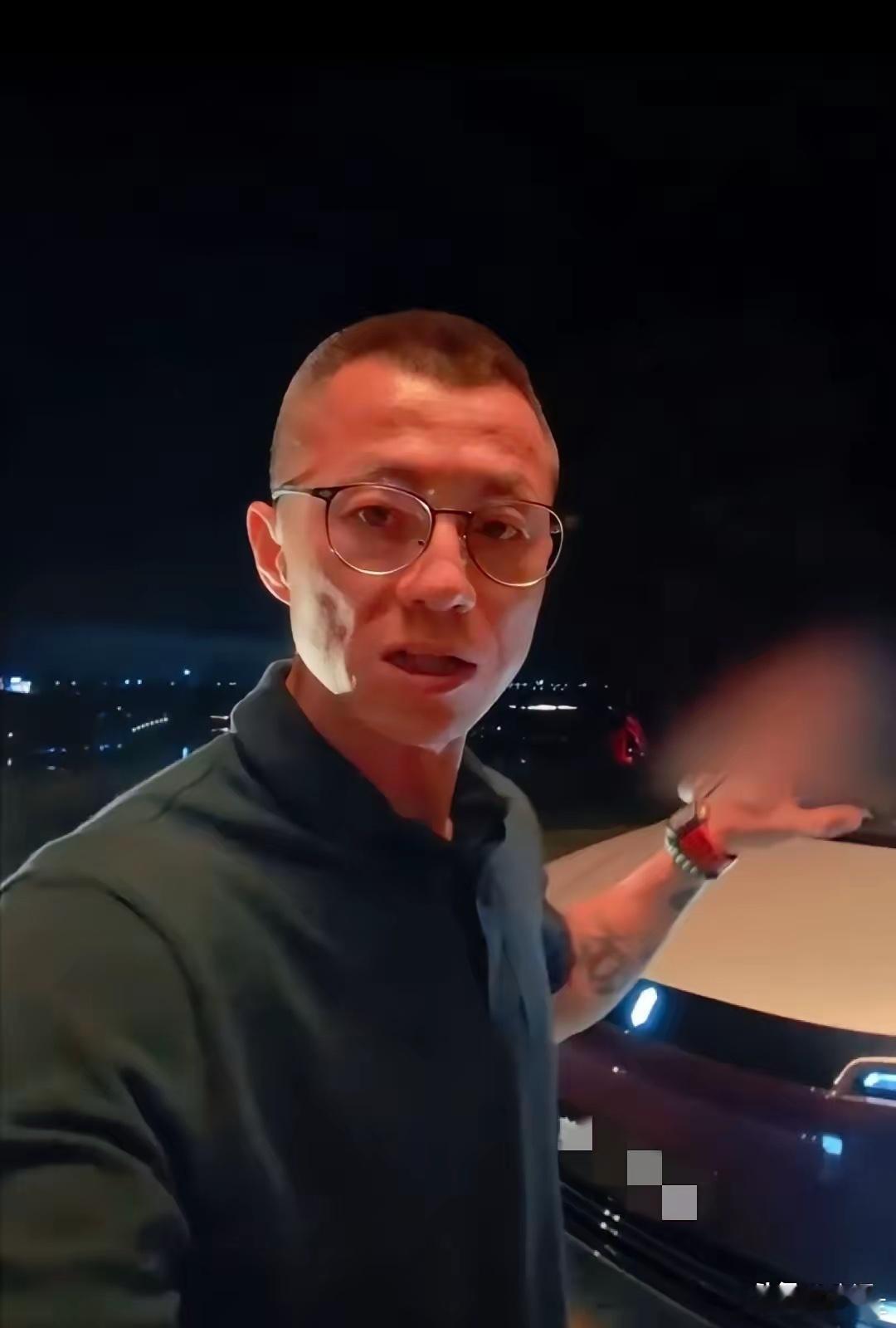 看到陈震在车展上形单影只的画面。我心里其实挺不是滋味的。倒不是同情这位昔日顶流。