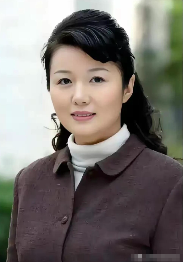 照片中的女演员，给人的第一感觉是比较温柔贤惠的女演员，她不刻意打扮自己，穿搭的很