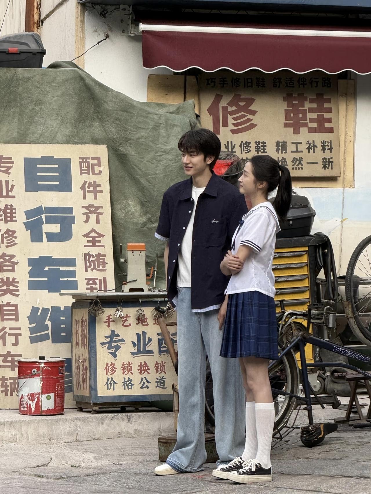 关晓彤是不是只在穿礼服的时候才显壮啊，穿上校服一点都不壮，两条腿又细又长，看起来