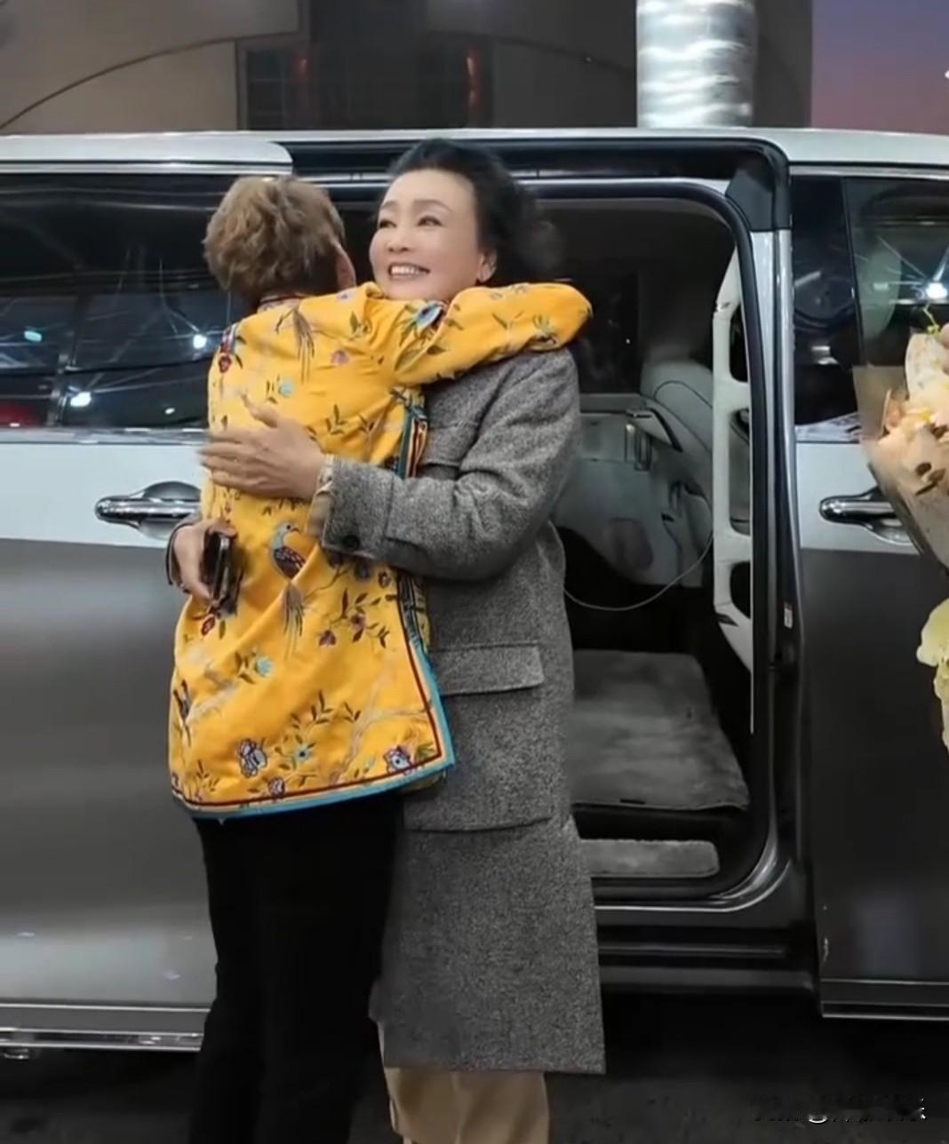 张兰开心拥抱麻六记洋洋。网友表示:这洋洋怒怼汪小菲后显然已成为张兰的得意助手了，