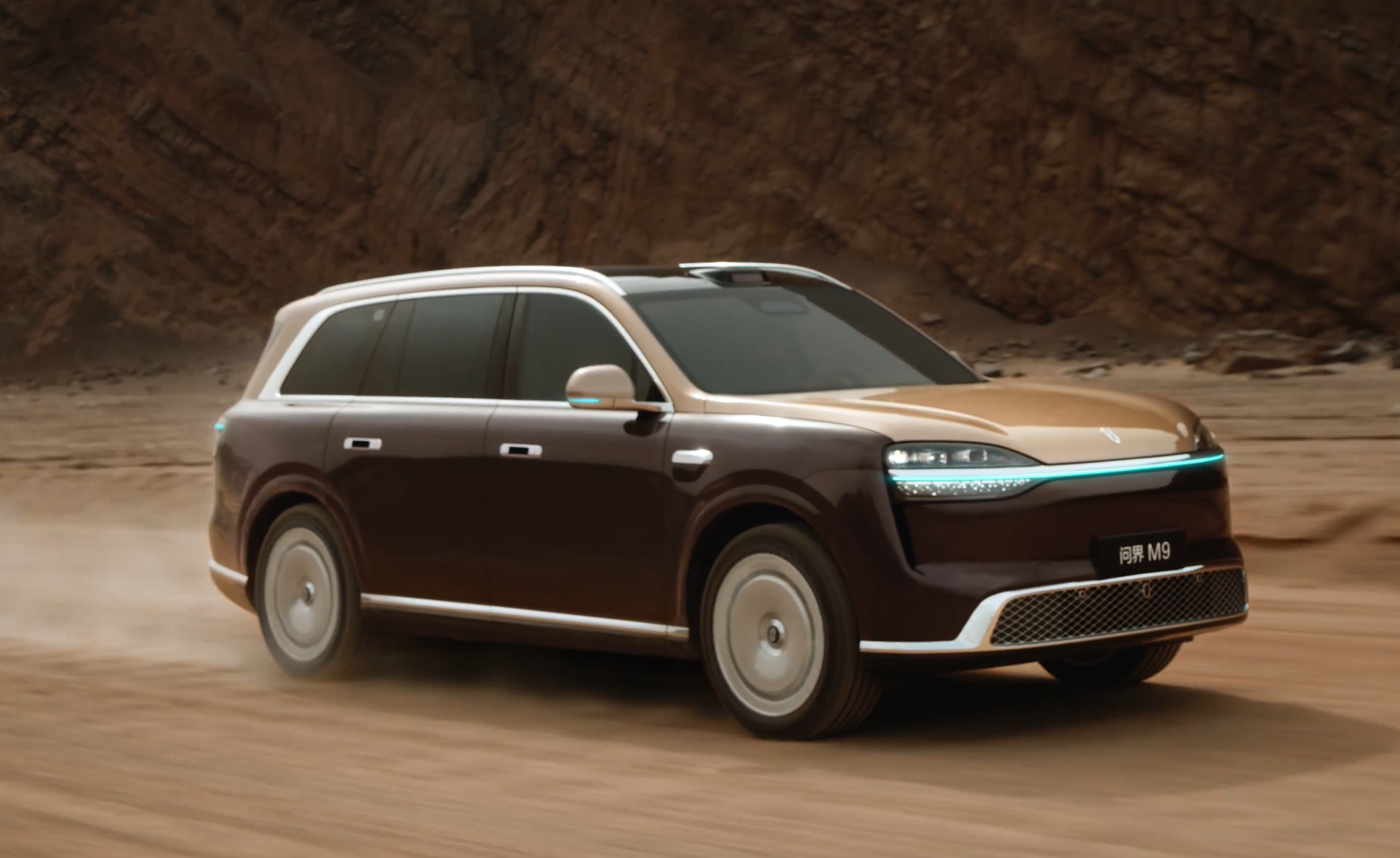 全新问界M9正式预热，外形上，最直观的感受就是——侧面轮廓没大动，但全车上下