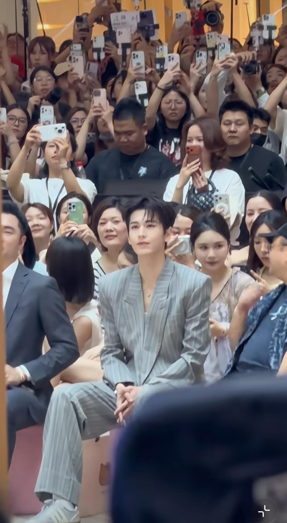 张凌赫身边坐着的是鸿荣源总裁，就是之前追星王心凌那位，他是真的懂得追星，每次都坐