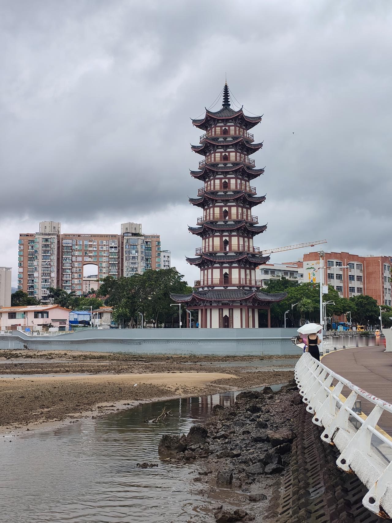 深圳盐田滨海栈道沙头角河入海口，有一座塔，名字就叫古塔，但是看形制不像是古塔，我
