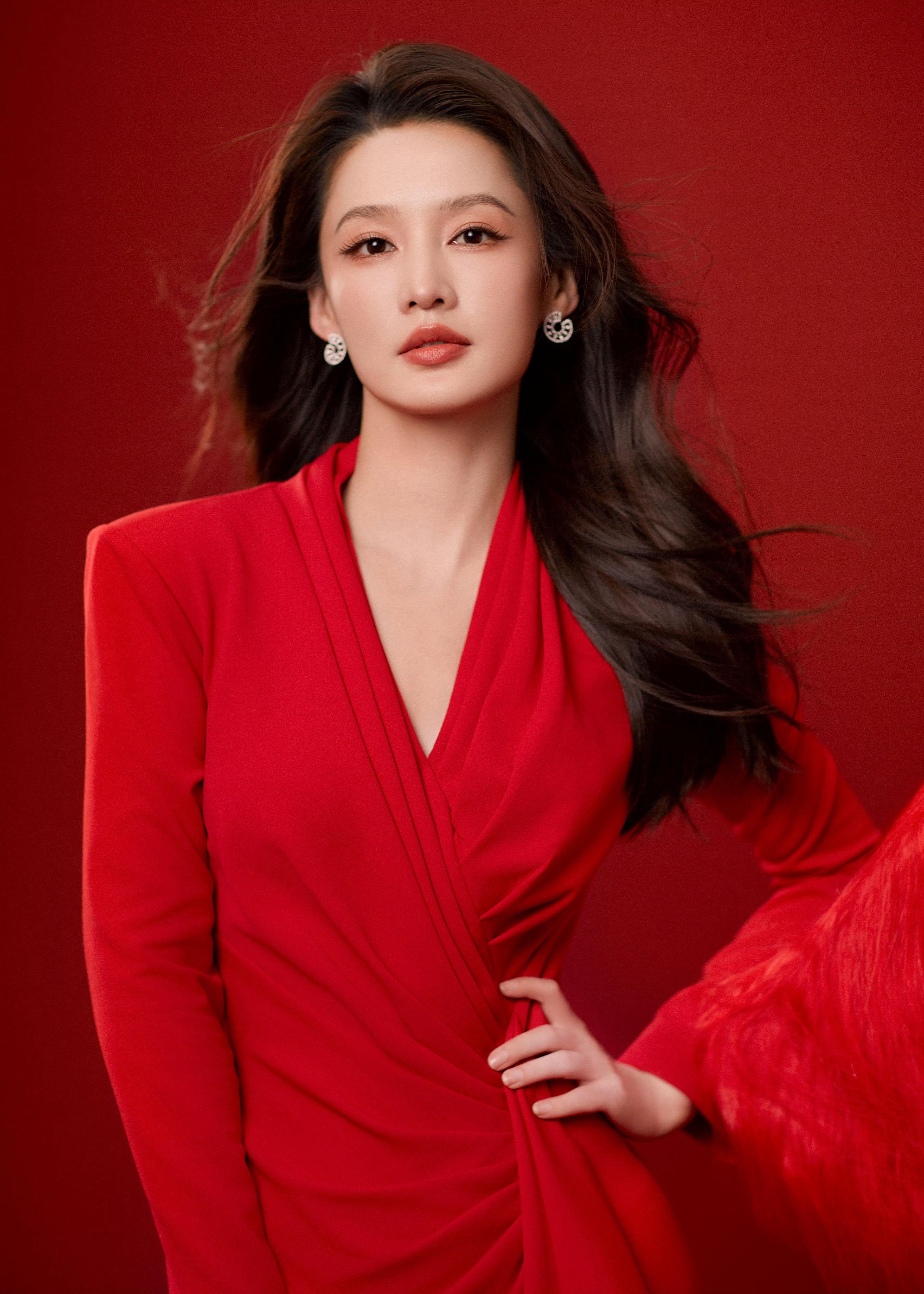 李沁最新物料红裙很顶