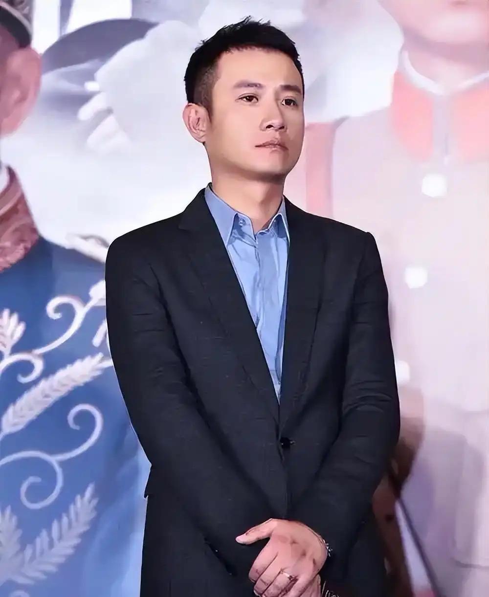 文章面馆爆火，有人排队4小时，黄牛代排队叫价150元。日前，演员文章在上海开了一